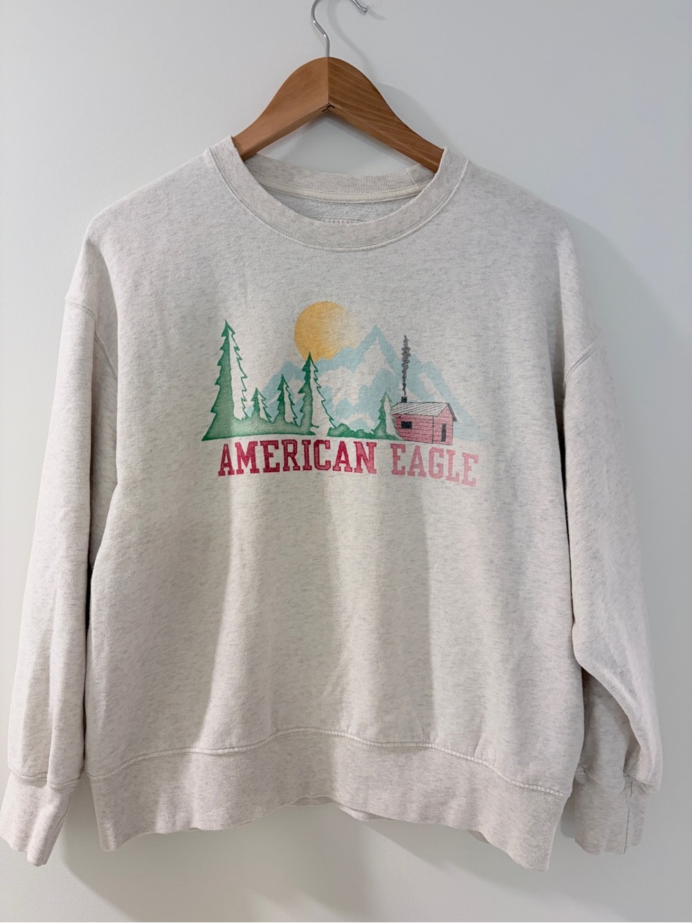 American Eagle Oversized Cabin Graphic Crewneck – Cream